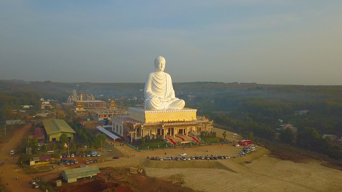 Đến Hồ Chà Là Bình Phước chiêm ngưỡng cảnh đẹp và chiêm ngưỡng tượng Phật khổng lồ - ALONGWALKER