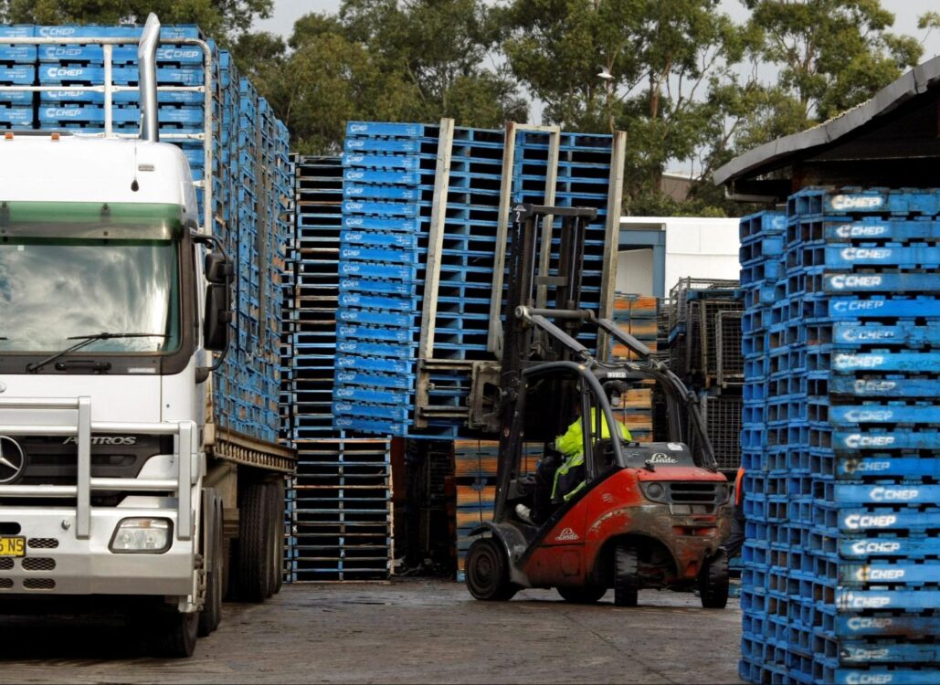 Pallet nhựa là gì? Ưu Điểm, Nhược Điểm Và Công Dụng Của Pallet Nhựa - Vua Nệm