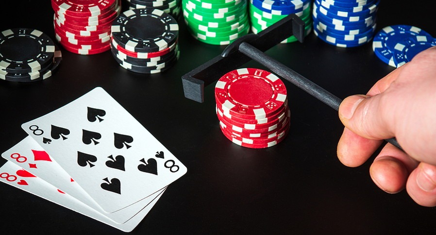 Rake trong poker là gì? Những điều bạn cần biết về cào trong poker