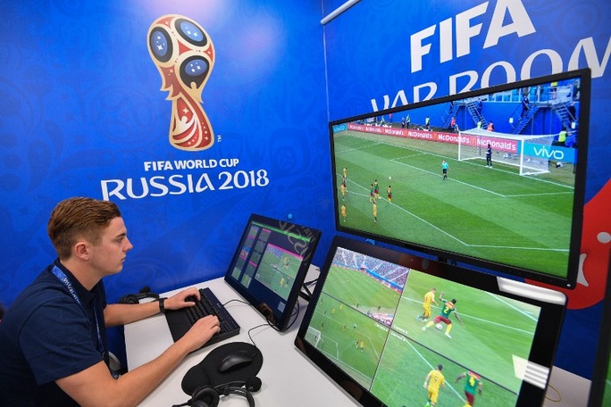 Công nghệ VAR là gì và nó được áp dụng lần đầu tiên ở World Cup như thế nào?