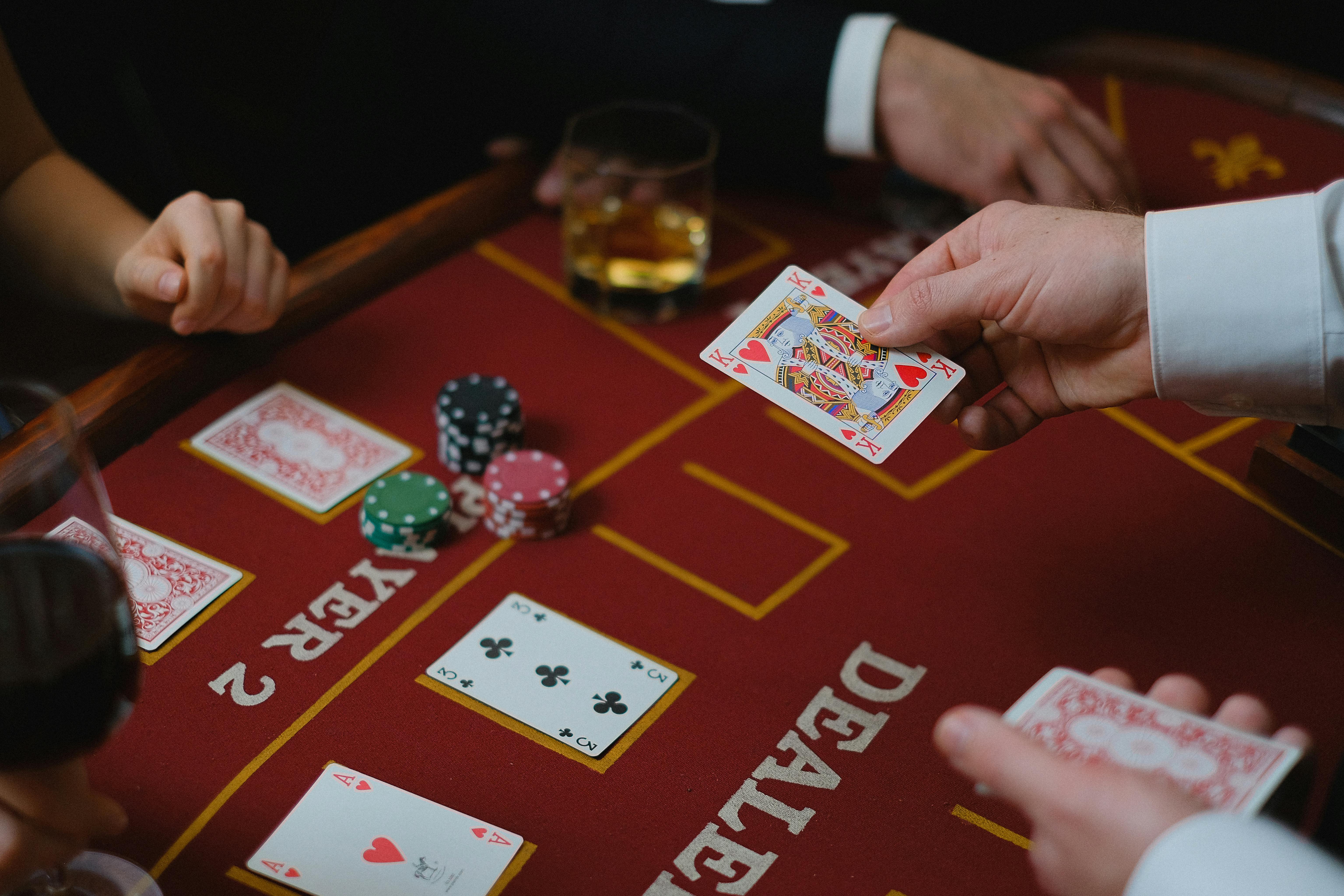 Cách sắp xếp bài trong Mậu Binh: Nghệ thuật chiến lược trong trò chơi bài - Thế giới Yiddish của Michael Wex